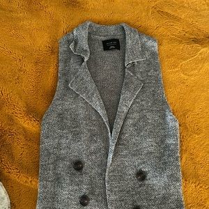 Gray Woman’s cardigan